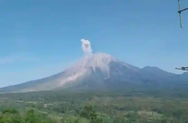 Semeru Erupsi Lima Kali hingga Pagi, Status Siaga Tetap Berlaku
