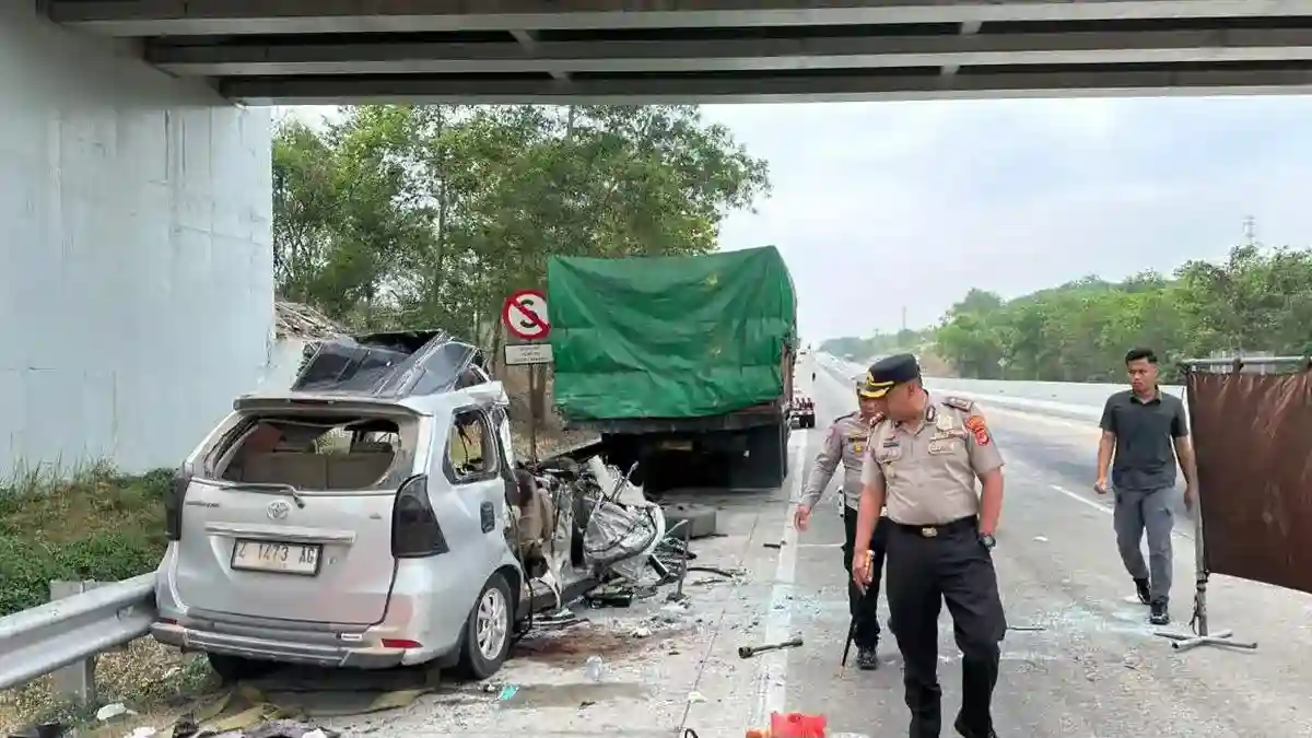Enam Orang dalam Satu Keluarga Tewas dalam Tabrakan Avanza dan Fuso di Tol Terpeka