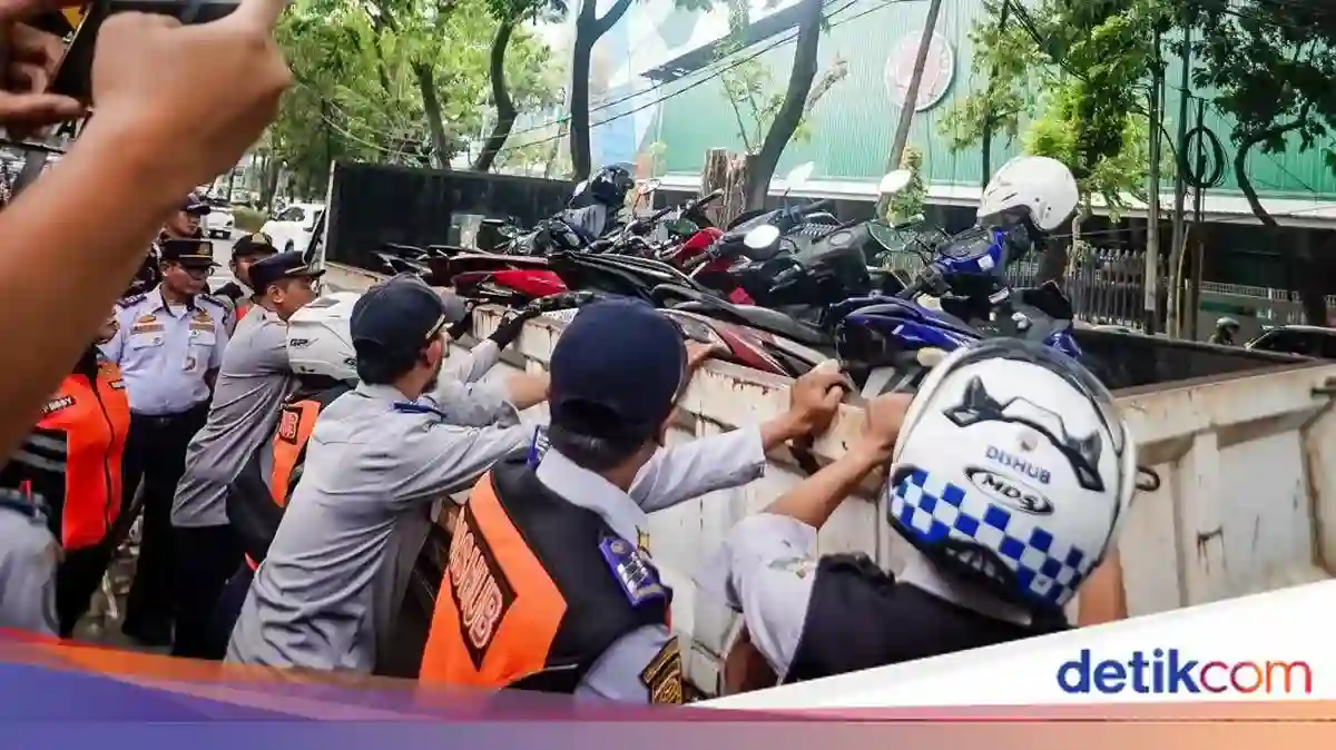 Dishub Jaksel Angkut 13 Motor dari Dua Titik Parkir Liar