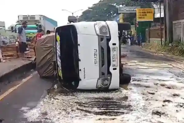 Truk Pembawa Telur Terguling di Pandaan, Tumpahan Muatan Picu Kemacetan