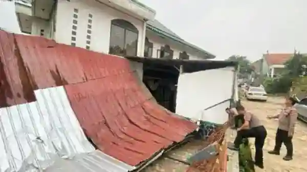 Angin Kencang dan Longsor Merusak 522 Rumah di Bandung Barat