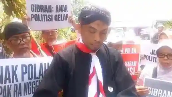 Massa Pejuang Merah Putih Datangi Kediaman Jokowi, Minta Gibran Mundur