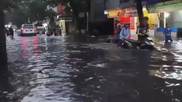 Genangan Setinggi 50 Sentimeter Lumpuhkan Sebagian Jalan Cibaduyut