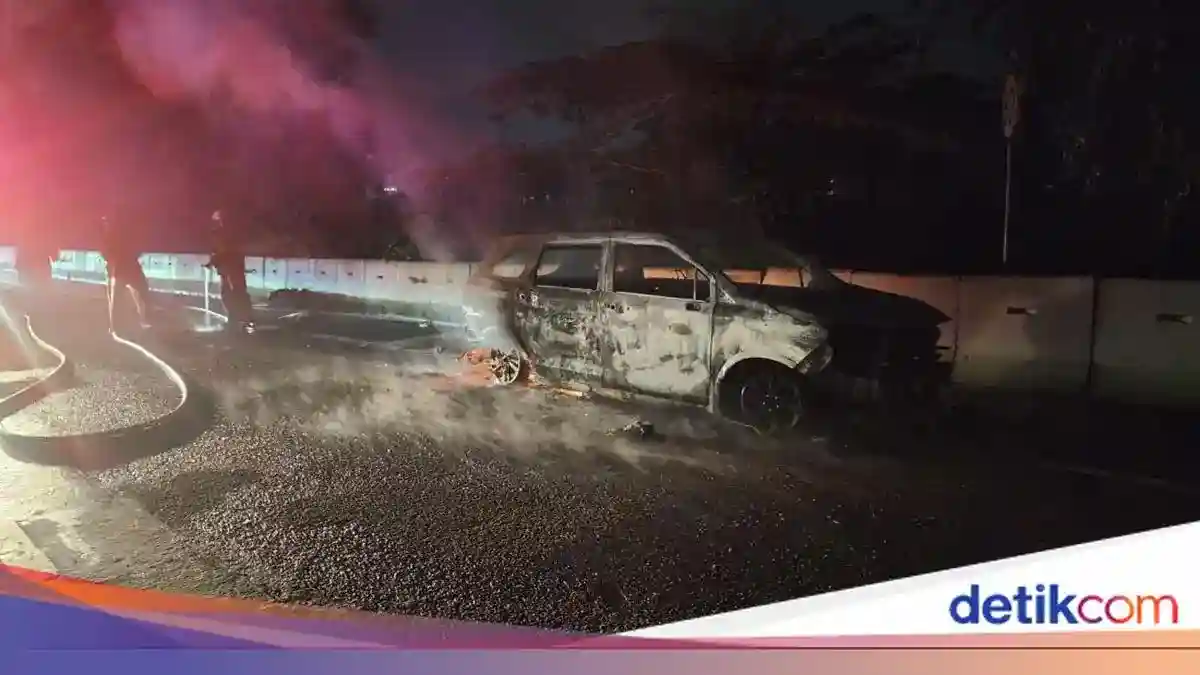 Minibus Terbakar di Ruas Jagorawi KM 33, Pengemudi dan Keluarga Selamat