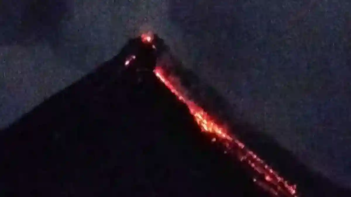Karangetang Erupsi pada Kamis Malam, Lava Gugur hingga 1,5 Kilometer