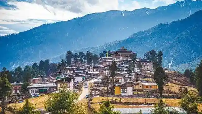 Banjir dari Danau Glasial Putus Akses Desa Wisata di Bhutan