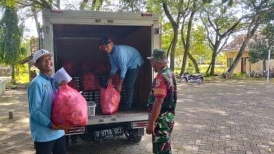 Babinsa Ngraho Bojonegoro Ikut Kawal Pendistribusian Makanan Bergizi, Ribuan Siswa Nikmati Program MBG