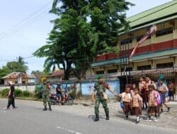 Peduli Keselamatan Anak Sekolah, Secara Rutin Babinsa Koramil Jajaran Kodim 1710/Mimika Bantu Seberangkan Jalan