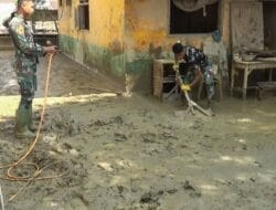 Aksi Taruna Akademi TNI Bersihkan Sekolah Pascabanjir di Aceh Tamiang