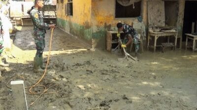 Aksi Taruna Akademi TNI Bersihkan Sekolah Pascabanjir di Aceh Tamiang