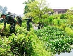 Mitigasi Bencana, Babinsa Kodim Bojonegoro bersama Warga Sukorejo Karya Bakti Pembersihan Sungai