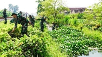 Mitigasi Bencana, Babinsa Kodim Bojonegoro bersama Warga Sukorejo Karya Bakti Pembersihan Sungai