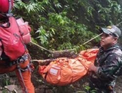 Menembus Hutan dan Tebing, Prajurit TNI Temukan Dua Korban Kecelakaan Pesawat ATR 42-500 di Gunung Bulusaraung