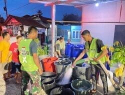 Prajurit TNI Salurkan Bantuan Air Bersih kepada Warga Terdampak Banjir di Kota Padang