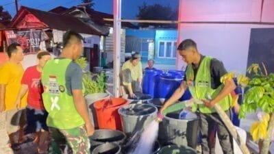 Prajurit TNI Salurkan Bantuan Air Bersih kepada Warga Terdampak Banjir di Kota Padang