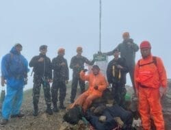 Tergabung dalam Tim SAR Gabungan, Prajurit Lanud Sultan Hasanuddin Tembus Medan Curam Evakuasi Korban ATR 42-500