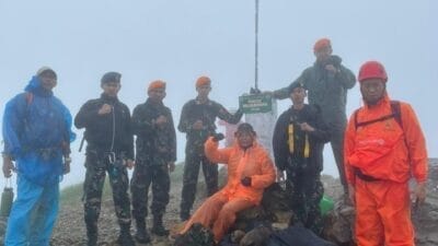 Tergabung dalam Tim SAR Gabungan, Prajurit Lanud Sultan Hasanuddin Tembus Medan Curam Evakuasi Korban ATR 42-500