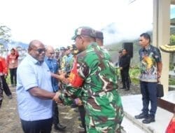 Dandim 1714/PJ Dampingi Gubernur Papua Tengah Bagi Laptop Gratis Se-Pelajar di Kab. Puncak Jaya