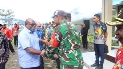 Dandim 1714/PJ Dampingi Gubernur Papua Tengah Bagi Laptop Gratis Se-Pelajar di Kab. Puncak Jaya