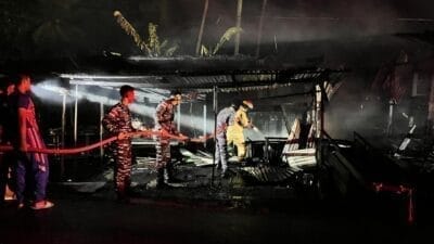 Aksi Cepat, Tanggap dan Sigap Prajurit Lanal Nunukan Laksanakan Pemadaman Kebakaran