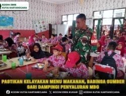 Pastikan Kelayakan Menu Makanan, Babinsa Sumber Sari Dampingi Penyaluran MBG