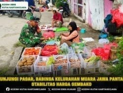 Kunjungi Pasar, Babinsa Kelurahan Muara Jawa Pantau Stabilitas Harga Sembako