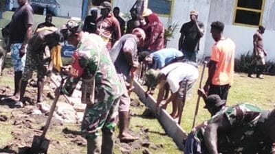 Perkokoh Kemanunggalan, Babinsa Koramil Kokonao Bersama Warga Binaan Gotong Royong Cor Jalan Gereja