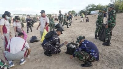 Nyatakan Perang Terhadap Sampah, TNI Bergerak Serentak Bersihkan Lingkungan