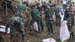 Dandim Bojonegoro Bersama Forkopimda Bersih-Bersih Bantaran Sungai Bengawan Solo