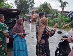 Ramadhan Penuh Keberkahan, Babinsa dan Persit Koramil Kedewan Bojonegoro Bagikan Takjil Gratis