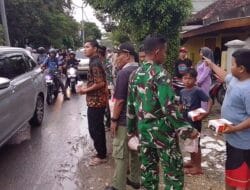 Babinsa Koramil Kasiman Bojonegoro bagikan Ratusan Paket Takjil Ramadhan