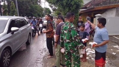 Babinsa Koramil Kasiman Bojonegoro bagikan Ratusan Paket Takjil Ramadhan