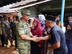 Wakil Ketua I Satgas PRR Letjen TNI Richard Tampubolon Dampingi Menko PMK Penyerahan Bantuan Stimultan Rumah Rusak Pascabencana di Sumatera