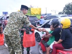 Berbagi Kebahagiaan Ramadan, Lanud Sultan Hasanuddin Bagikan Takjil di Simpang Lima Bandara