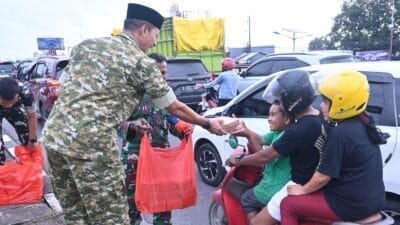 Berbagi Kebahagiaan Ramadan, Lanud Sultan Hasanuddin Bagikan Takjil di Simpang Lima Bandara