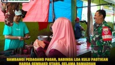 Sambangi Pedagang Pasar, Babinsa Loa Kulu Pastikan Harga Sembako Stabil Selama Ramadhan