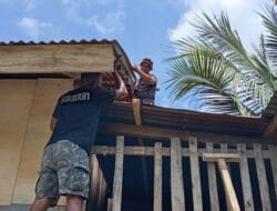 Personel TMMD Ke-127 Kodim 1514/Morotai Lanjutkan Pekerjaan Flur Lantai dan Pemasangan Lisplang RTLH