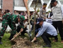 Dandim Bojonegoro Bersama Forkopimda Mendampingi Menteri Lingkungan Hidup Bersih-Bersih Sampah di Pasar Wisata