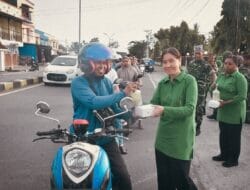 Berbagi Kebahagiaan di Bulan Suci Ramadan, Koramil Kokonao dan Koramil Timika Bagikan Takjil kepada Pengguna Jalan