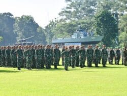 Dirbinjianbang Akmil Pimpin Upacara Bendera Minggu Kedua di Lapangan Sapta Marga