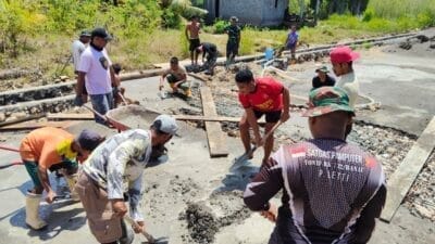 Personel TMMD Ke-127 Kodim 1514/Morotai Laksanakan Pengecoran Plat Deker Gorong-Gorong di Desa Gotalamo
