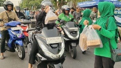 Ramadan Berkah, Persit Kodim Bojonegoro Bagikan Ratusan Takjil
