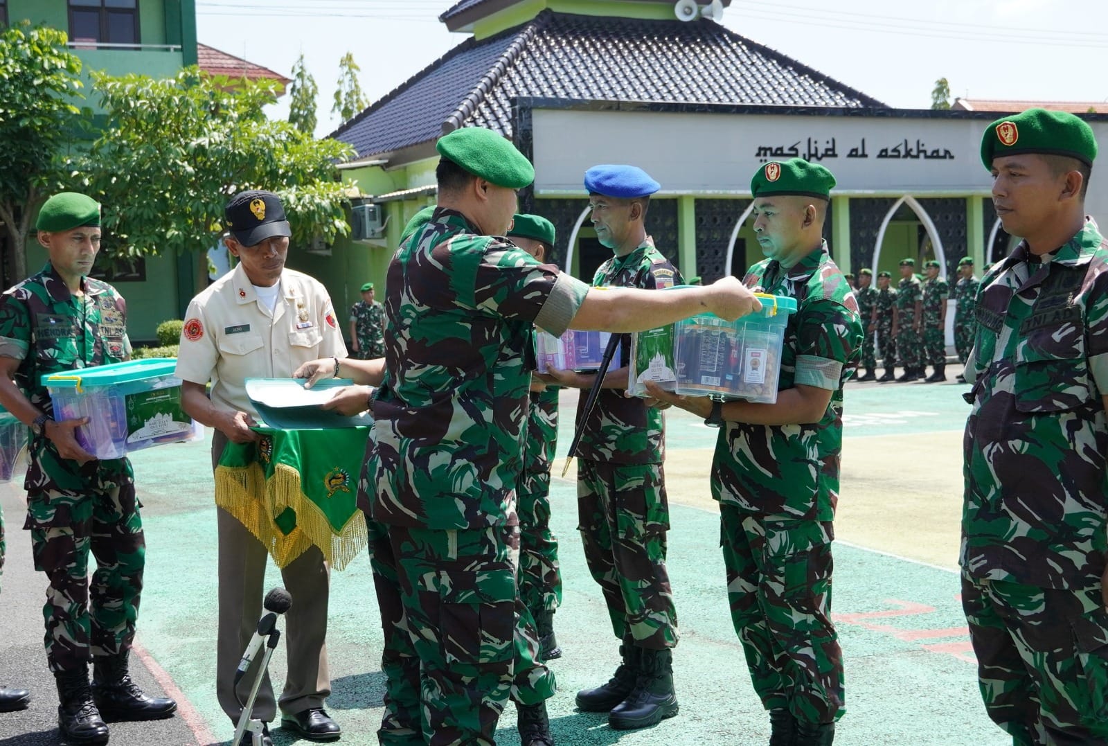 Berbagi Berkah, Dandim Bojonegoro berikan Bingkisan Lebaran untuk Anggota