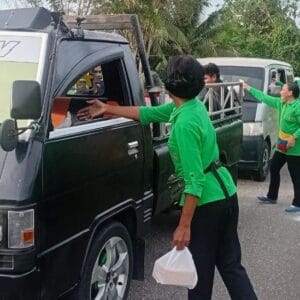 Ramadan Penuh Berkah, Koramil 1710-07/Mapurujaya Berbagi Takjil Untuk Warga