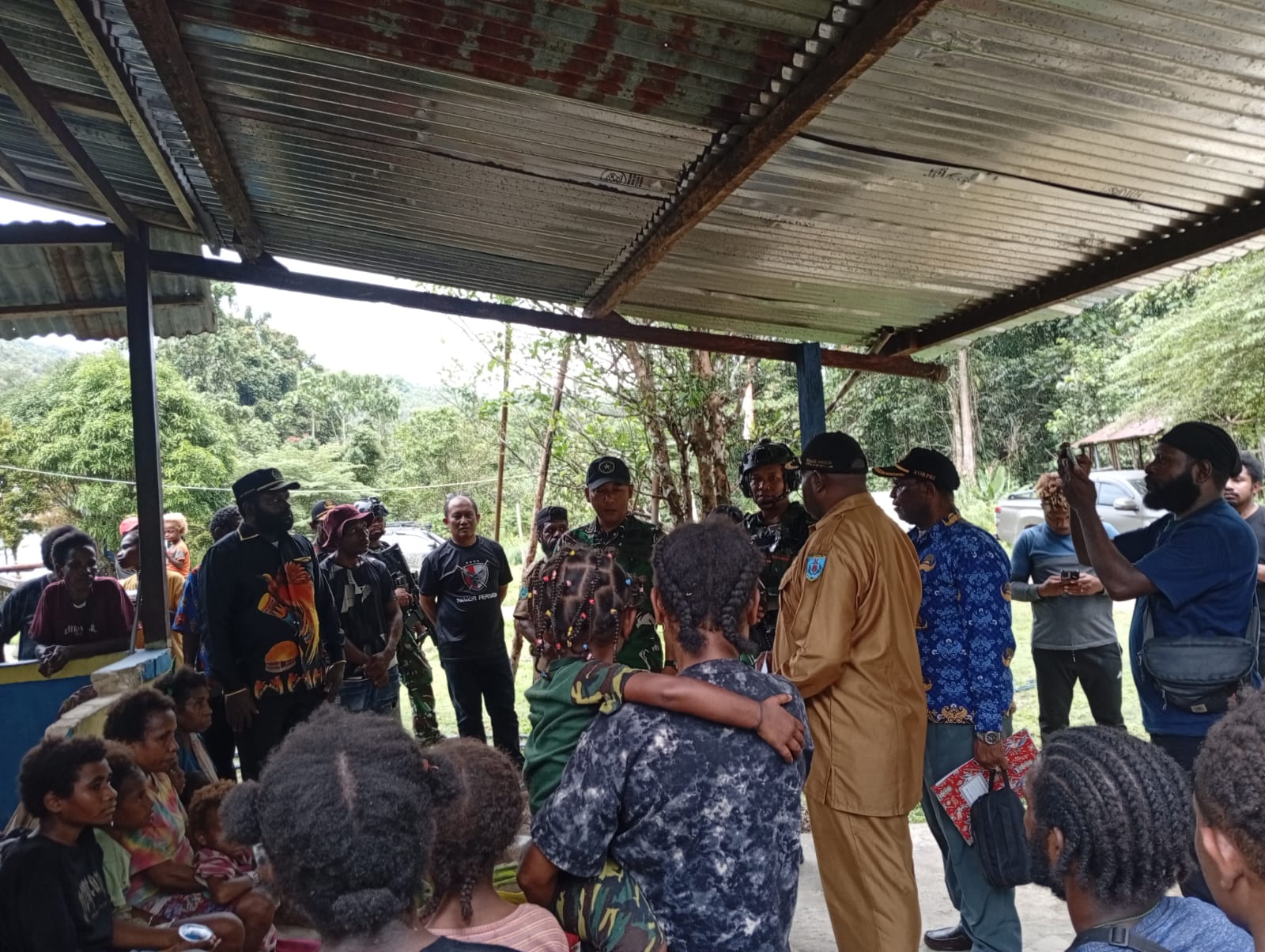 Tim Patroli Gabungan Koops TNI Papua Evakuasi 21 Pengungsi di Aifat Timur Jauh Maybrat