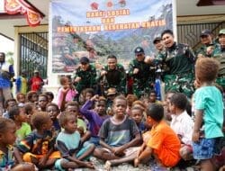 Wujudkan Kepedulian, Koops TNI Papua Gelar Pengobatan Gratis dan Bagi Sembako di Kampung Iwaka