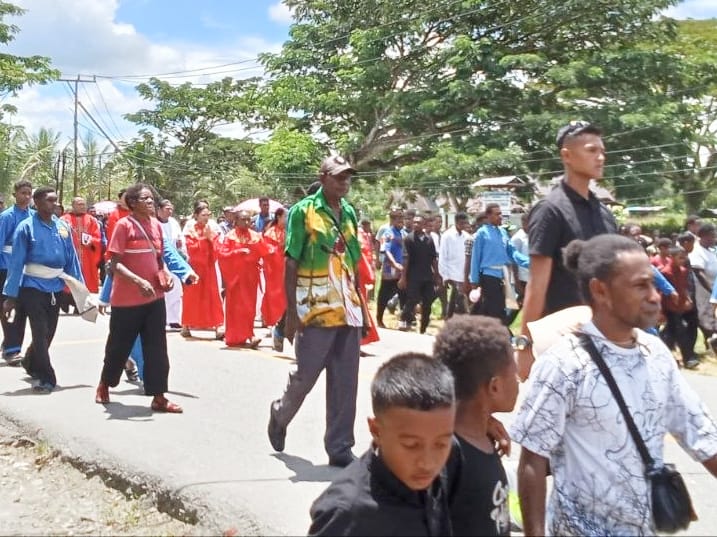 Pengamanan Humanis Babinsa Mapurujaya di Prosesi Ibadah dan Jalan Salib