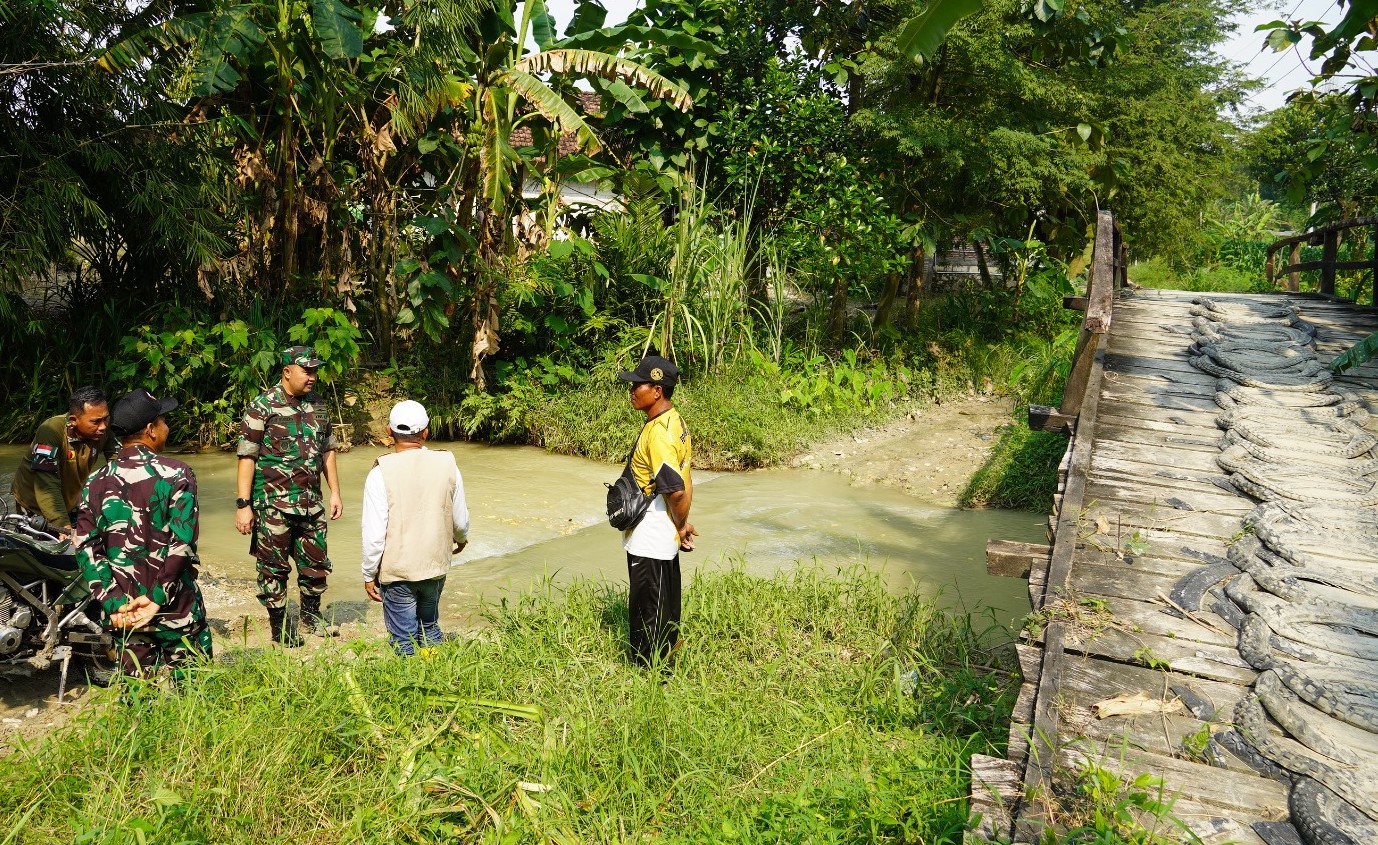 Dandim Bojonegoro Tinjau Lokasi Rencana Pembangunan Jembatan Beton di Napis
