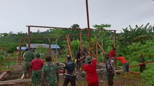 Satgas TMMD 128 dan Warga Bersinergi, Pembangunan Rumah di Manokwari Tunjukkan Kemajuan Pesat