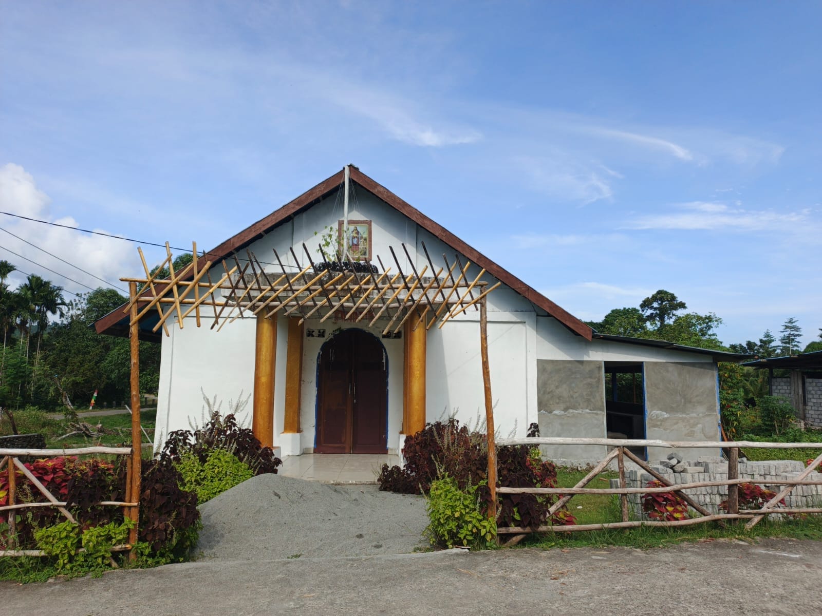 Renovasi Gereja  Persekutuan Kristen Alkitab Indonesia (GPKAI) Dapat Sentuhan TMMD, Jemaat ERROI Ucap Syukur
